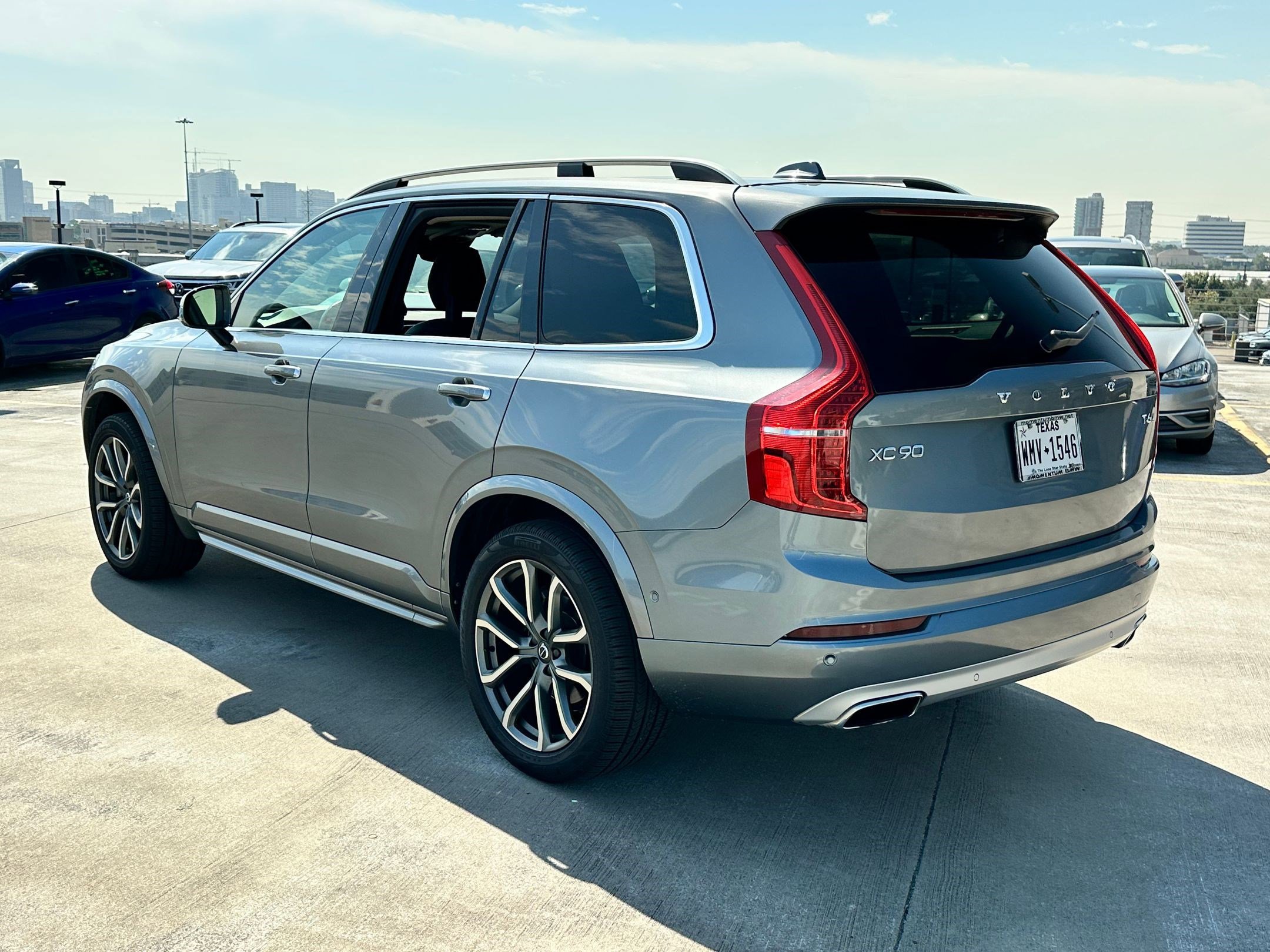 2017 Volvo XC90 T6 AWD Momentum photo 3