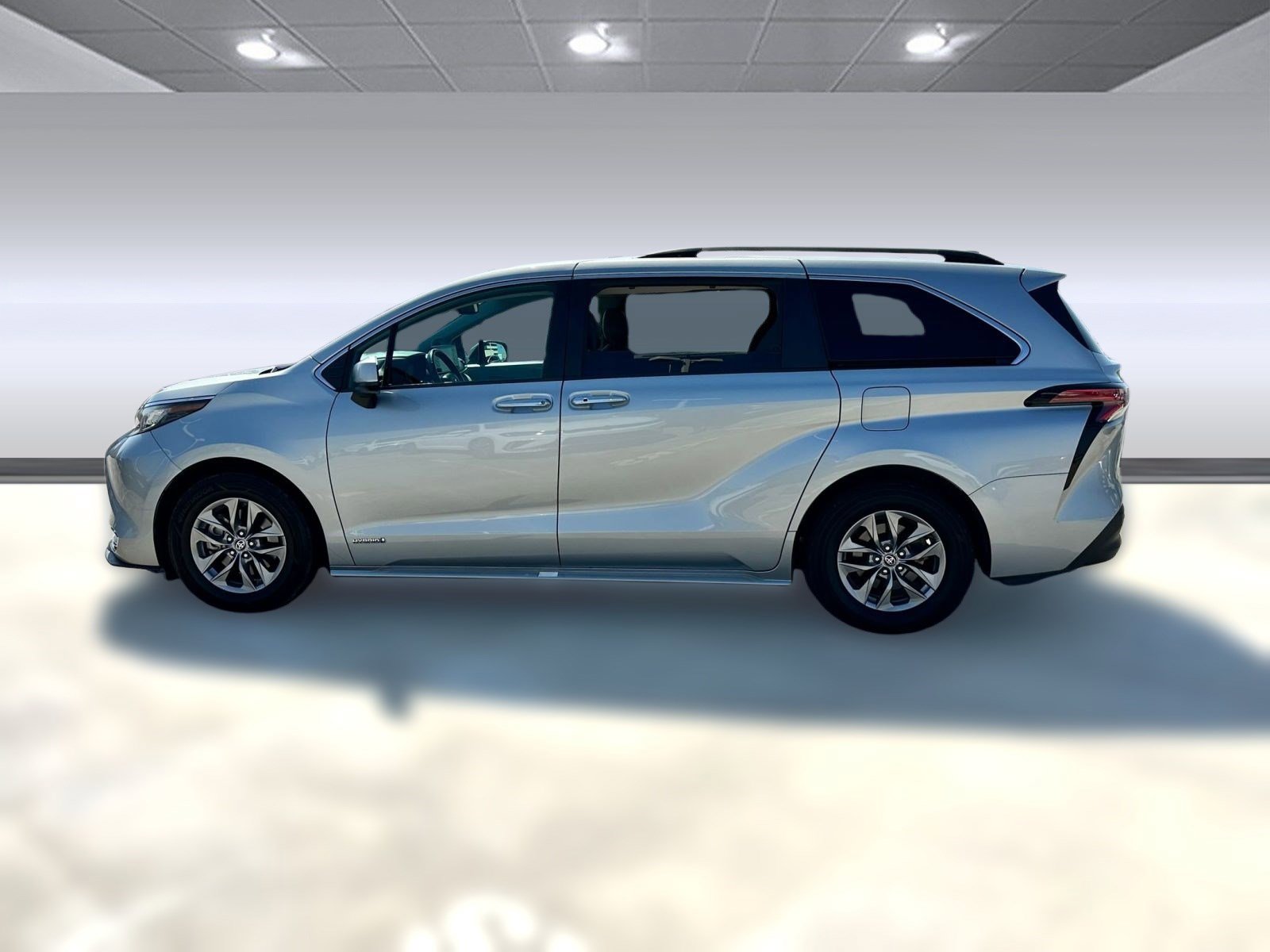 2021 Toyota Sienna XLE photo 2