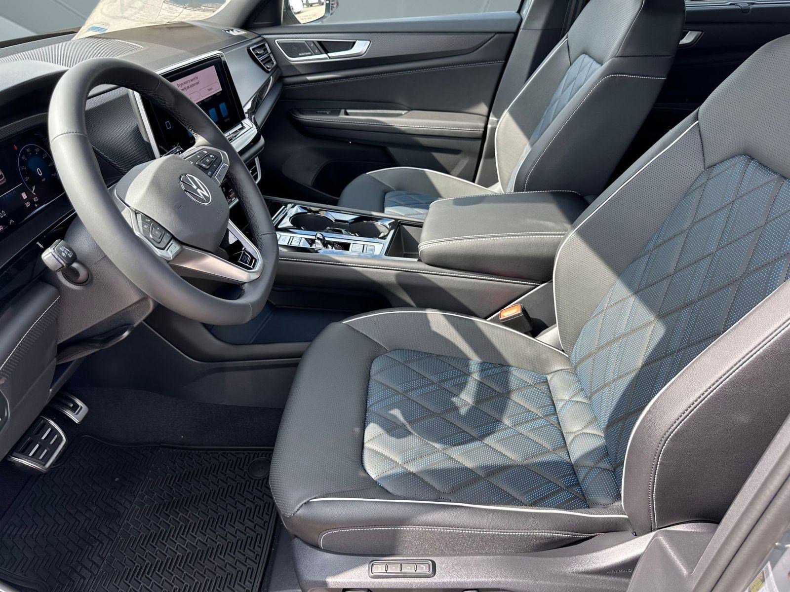 2026 Volkswagen Atlas Cross Sport SEL Premium R-Line photo 3