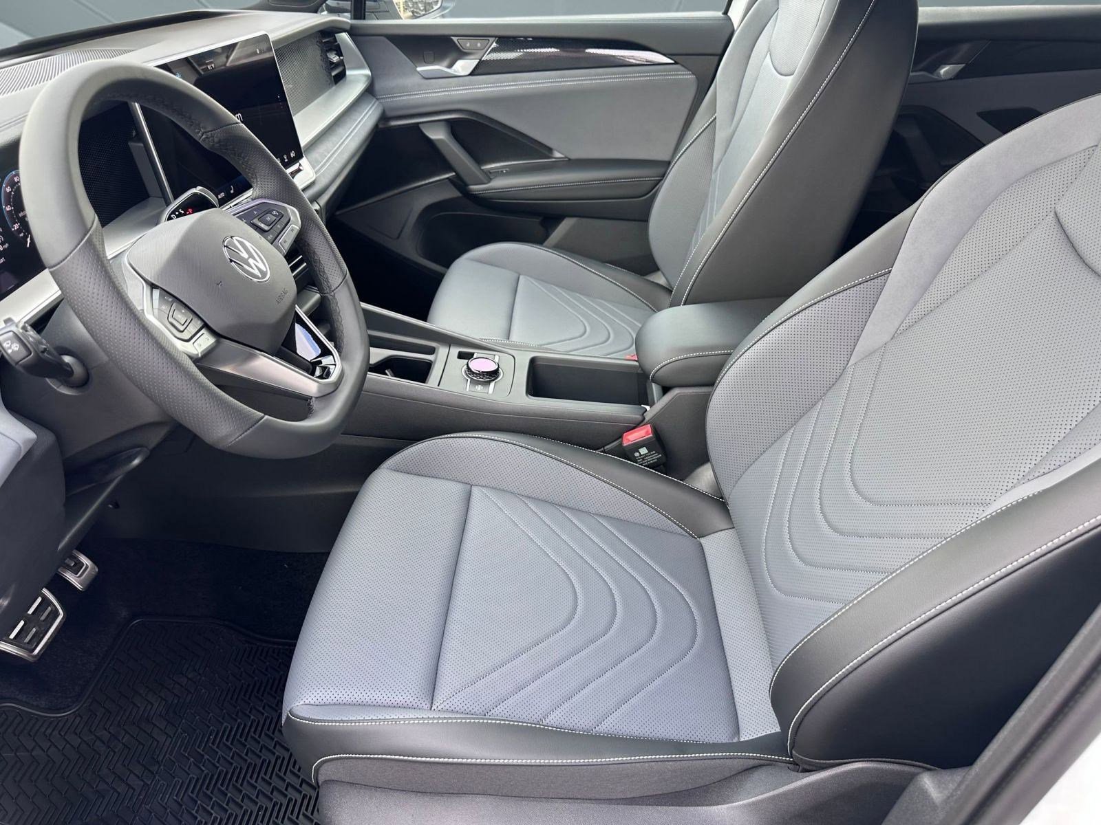 2026 Volkswagen Tiguan SE R-Line Black photo 4