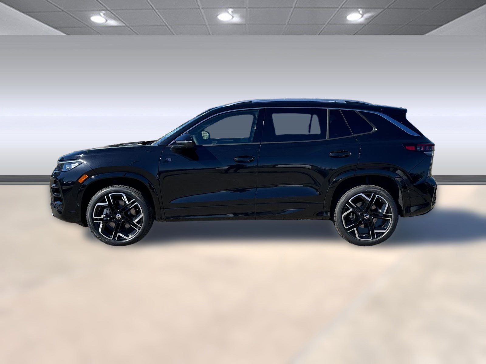 2026 Volkswagen Tiguan SEL R-Line photo 2