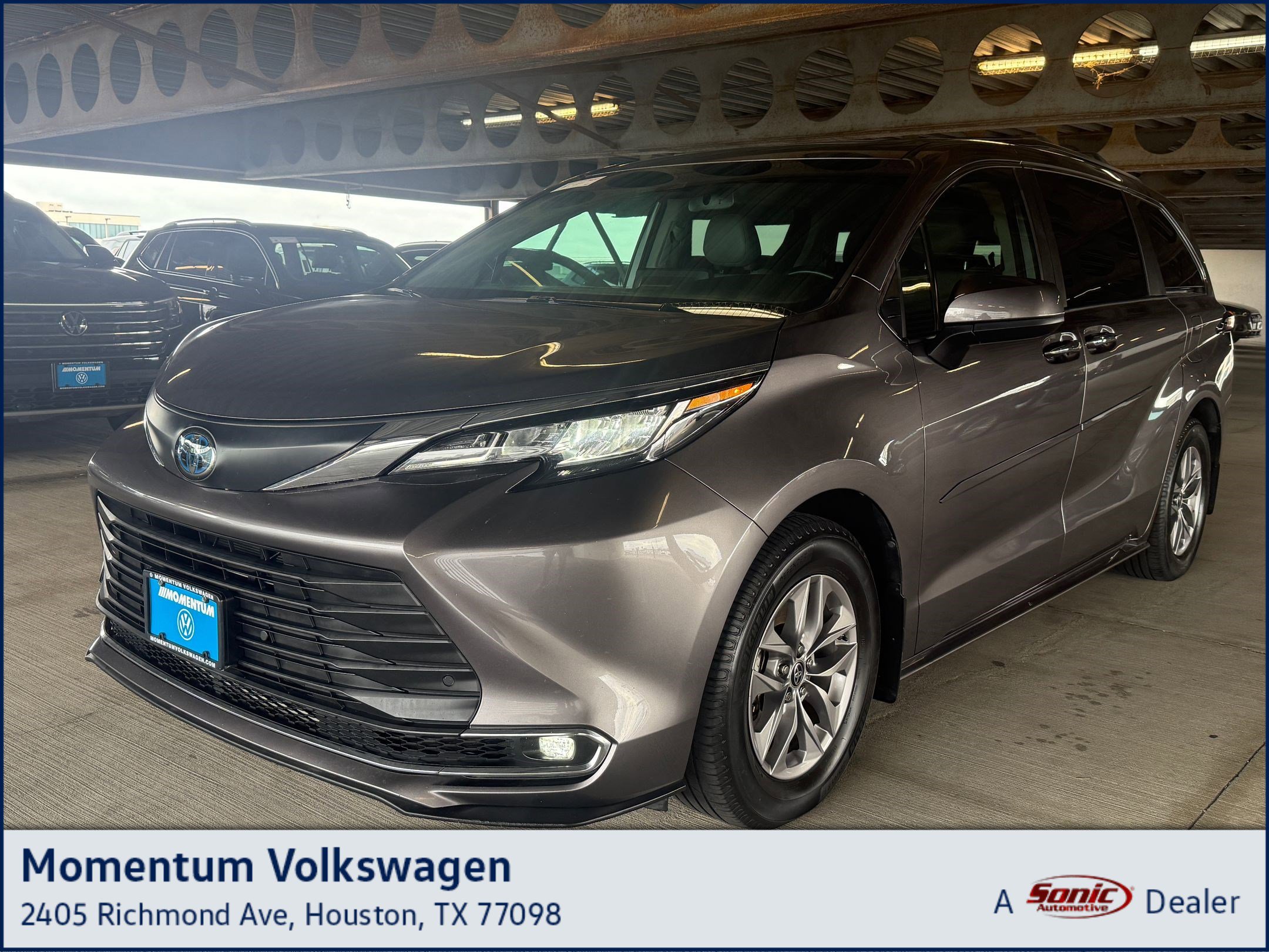 2021 Toyota Sienna XLE's photo