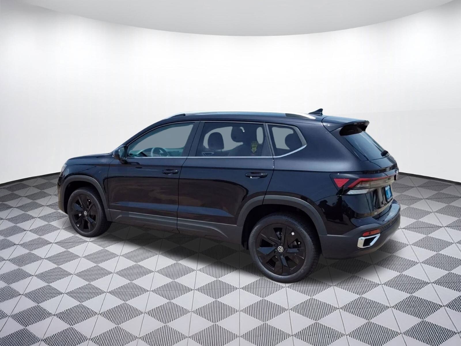 2025 Volkswagen Taos SE photo 3