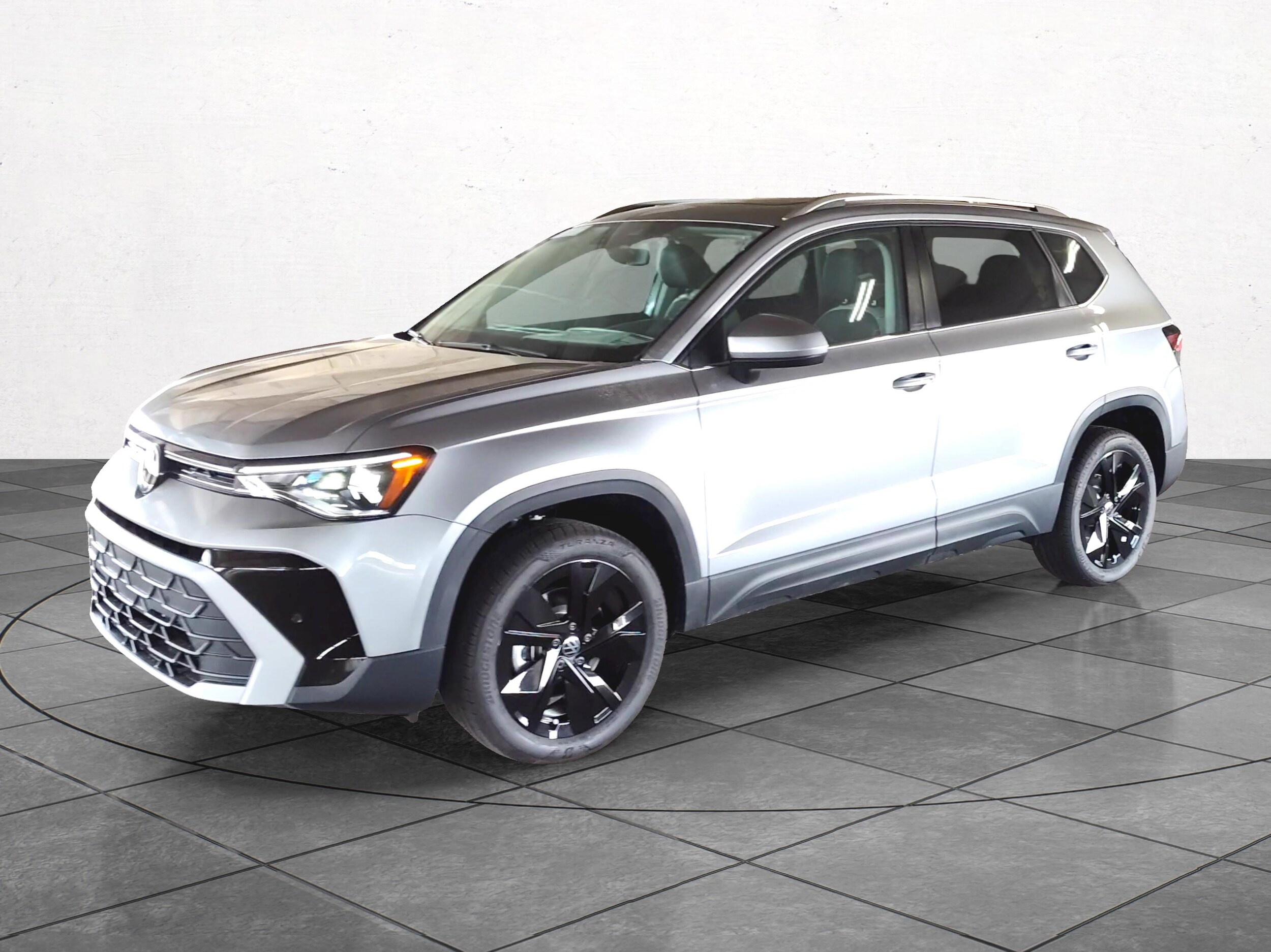 2025 Volkswagen Taos SE photo 2