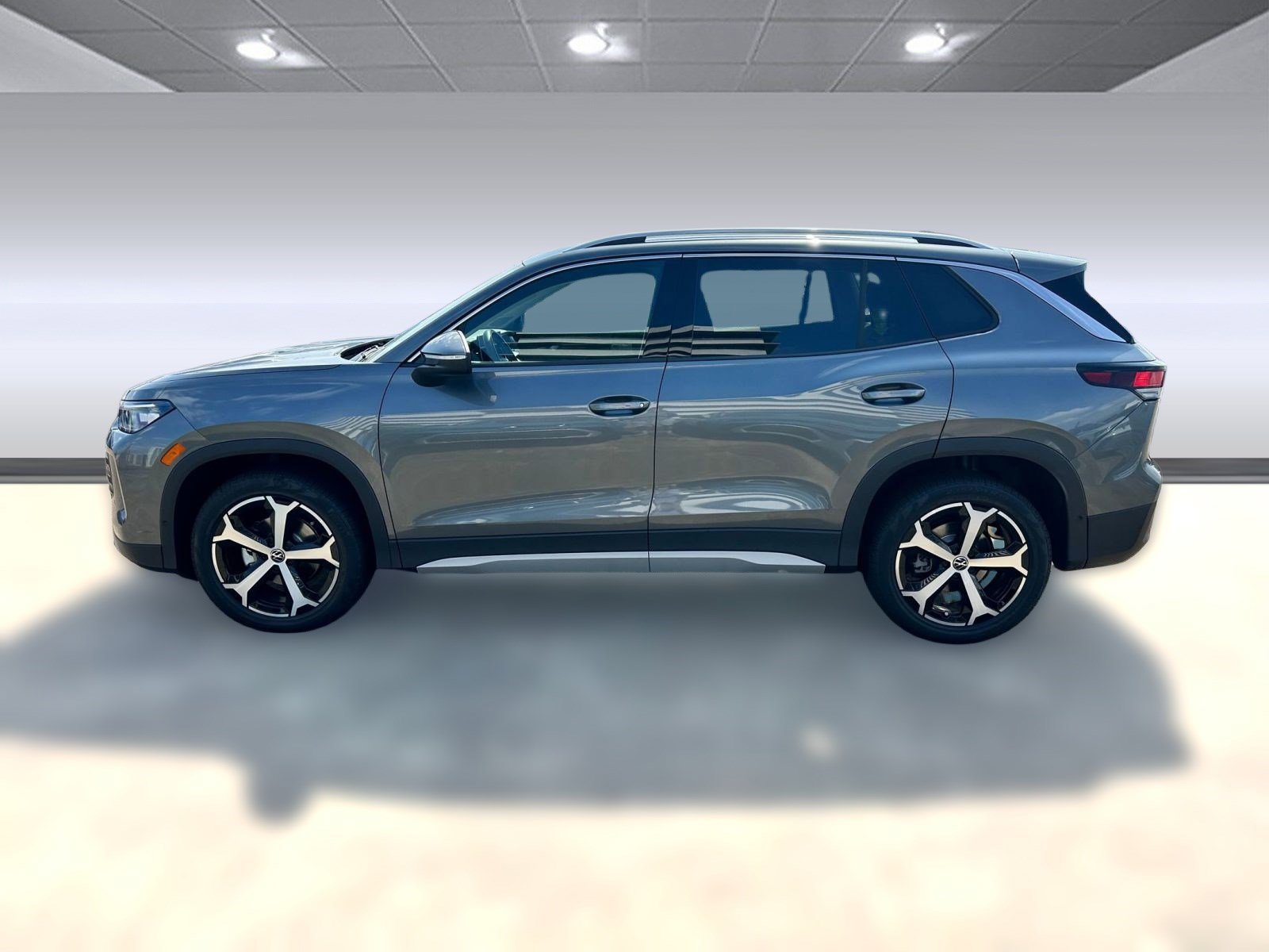 2025 Volkswagen Tiguan SE photo 2