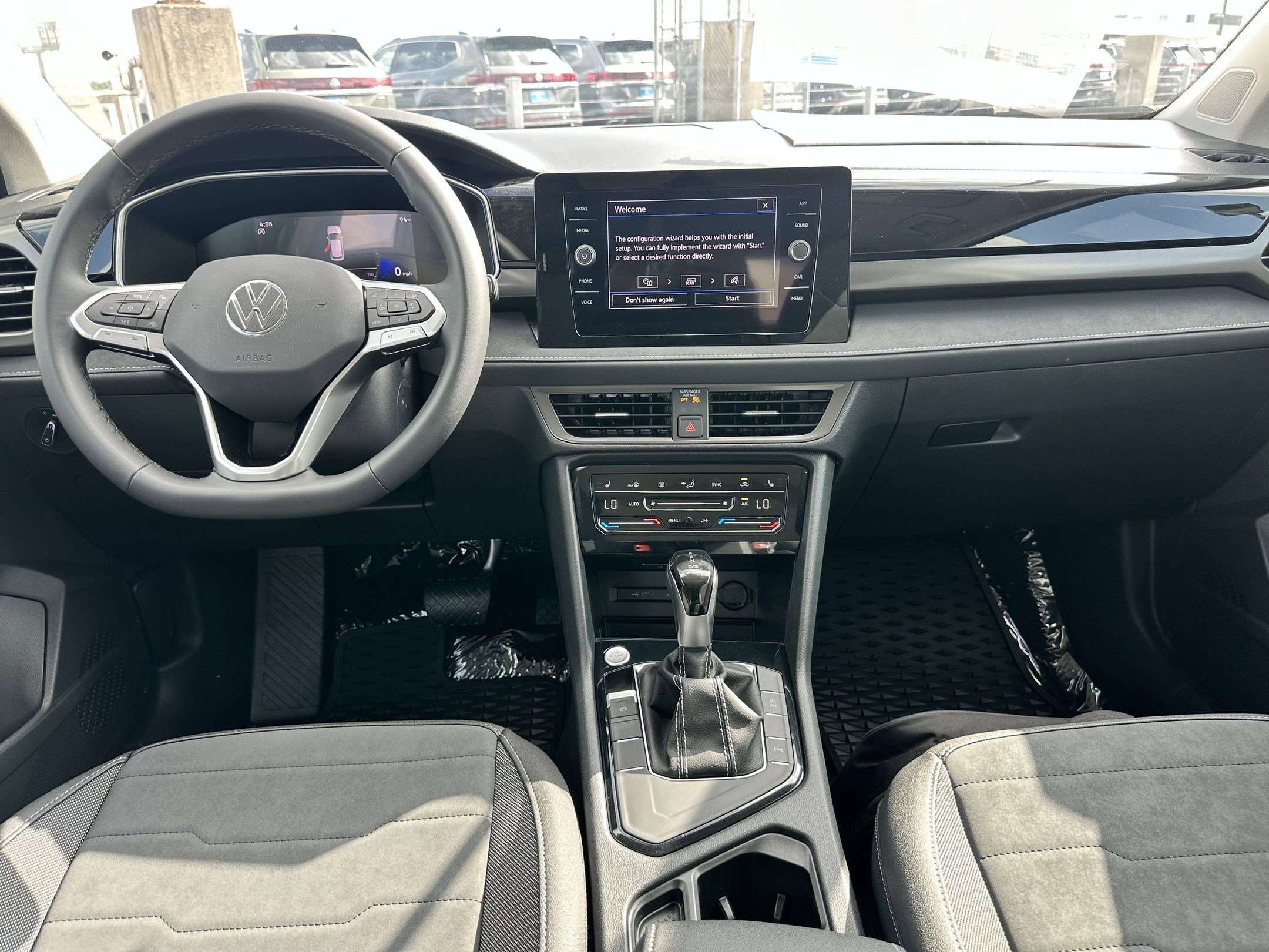 2025 Volkswagen Taos SE photo 4