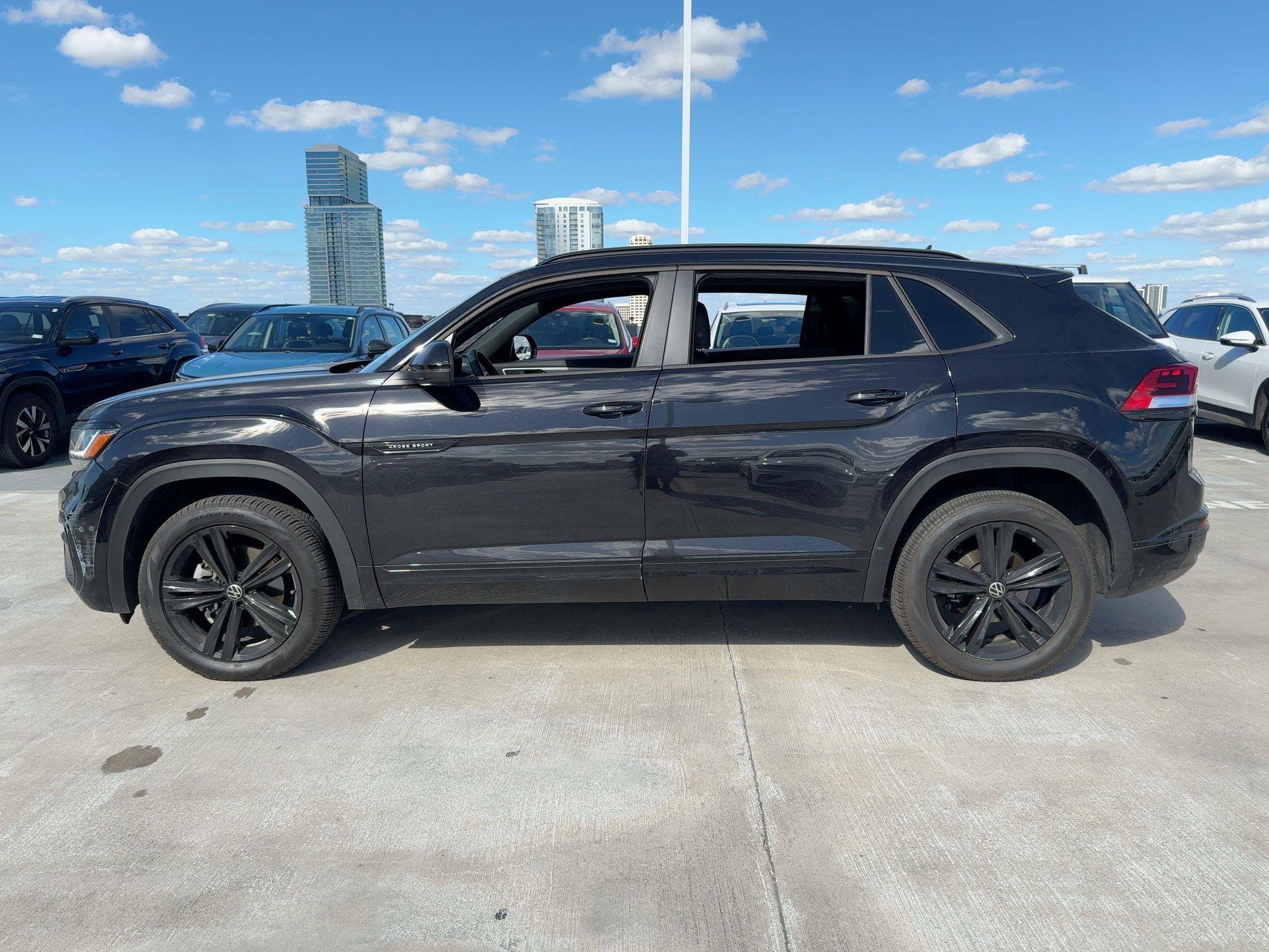 2023 Volkswagen Atlas Cross Sport SEL R-Line photo 2