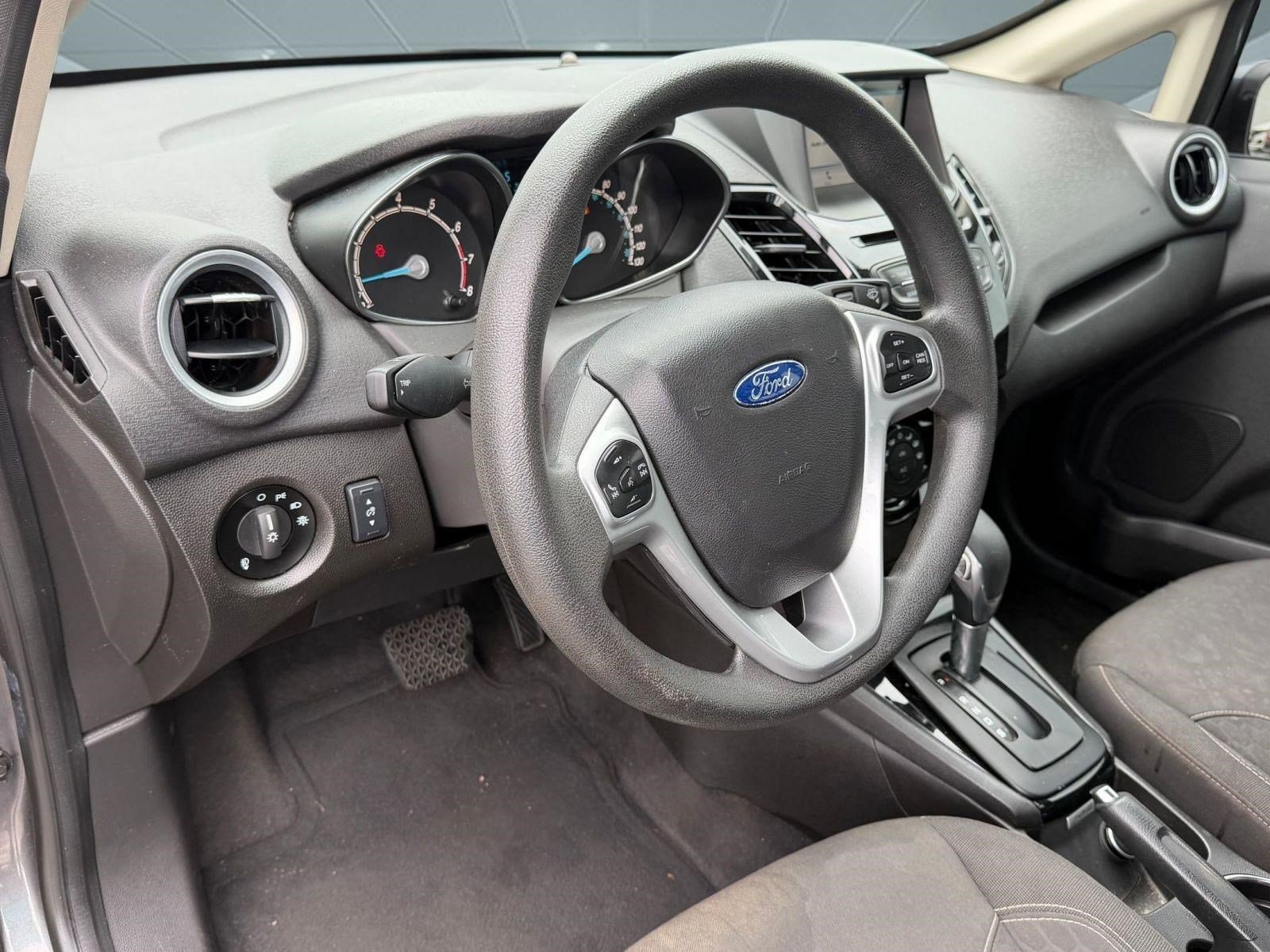 Fiesta SE Sedan