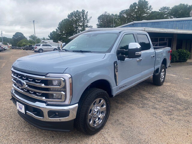 2025 Ford F-250 Lariat photo 2