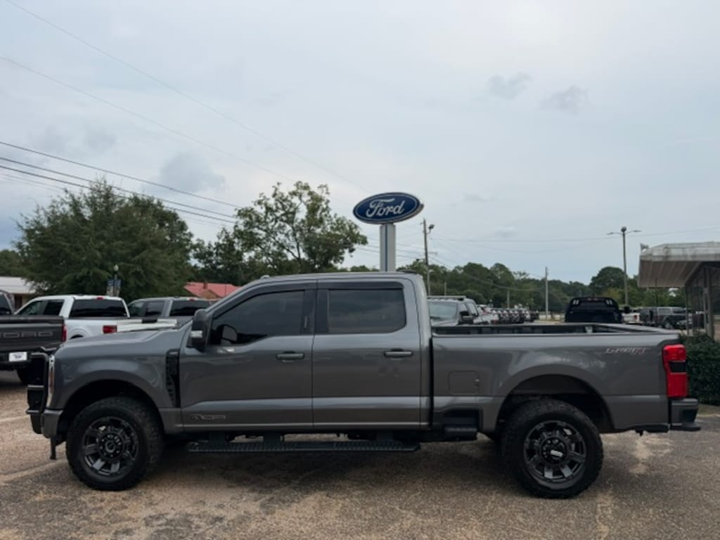 Used 2024 Ford F-250SD Lariat Truck