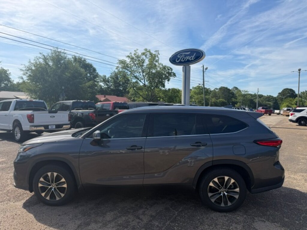 Used 2021 Toyota Highlander XLE SUV