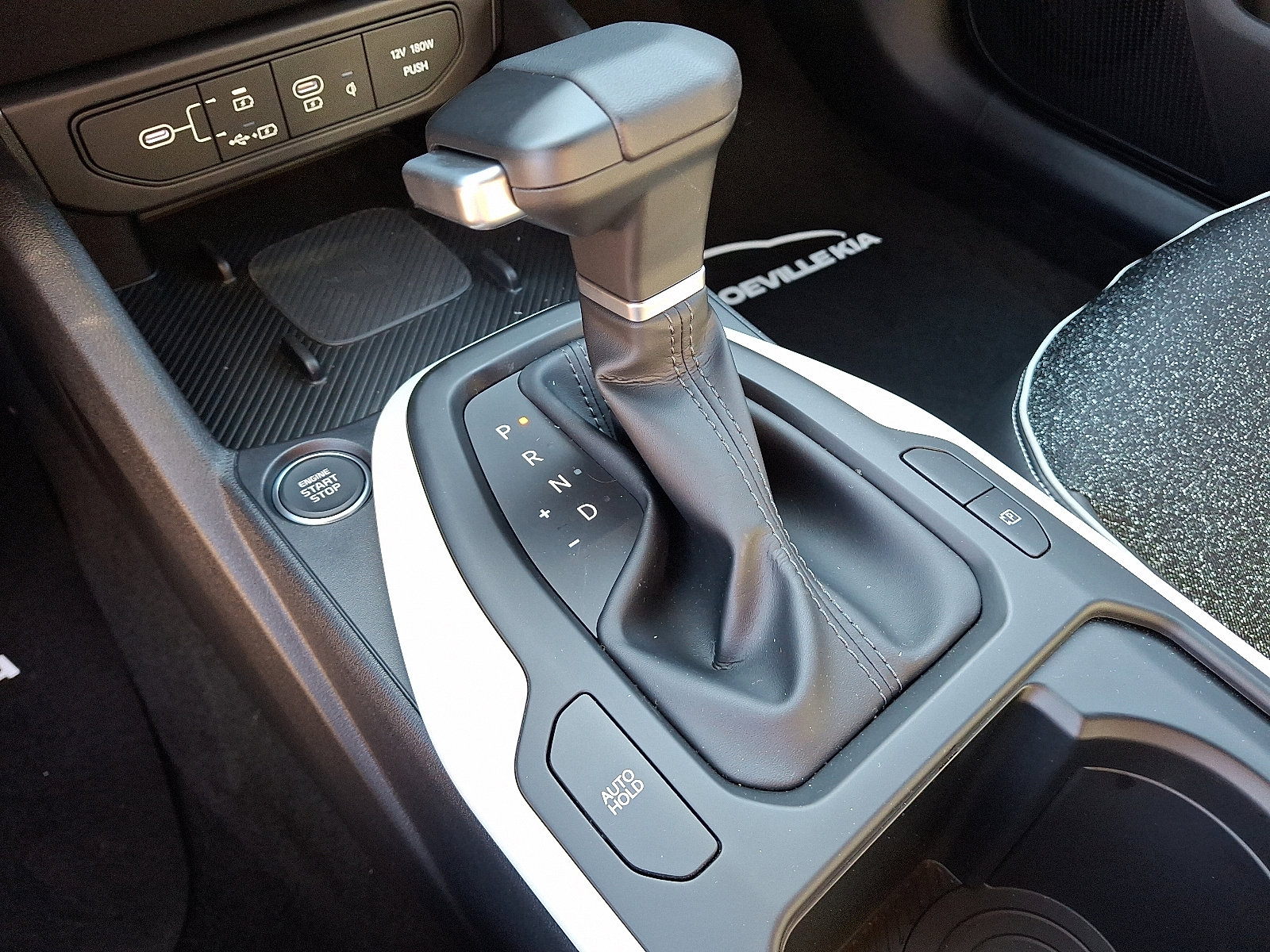 2025 Kia K4 GT-Line - Photo 9