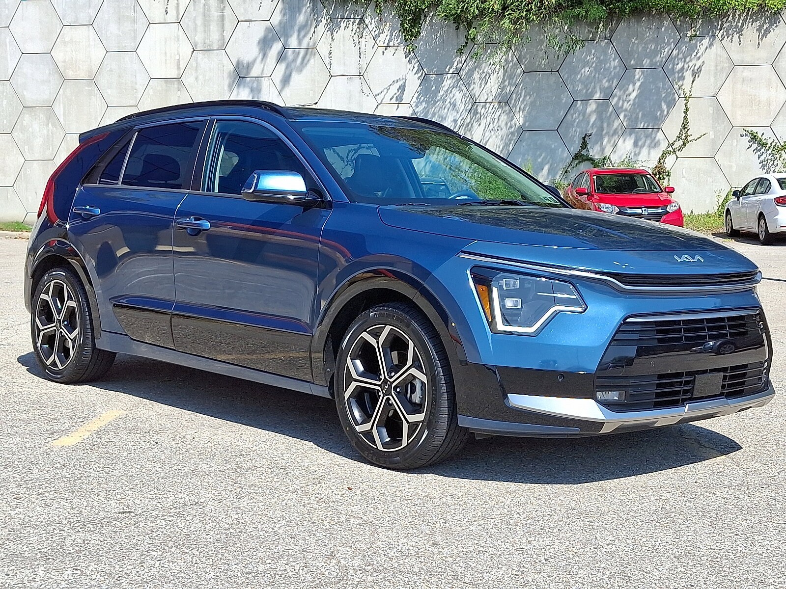 2023 Kia Niro Plug-In Hybrid SX Touring photo 2