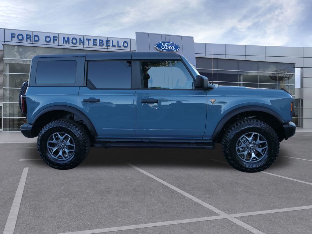 2023 Ford Bronco Badlands photo 2