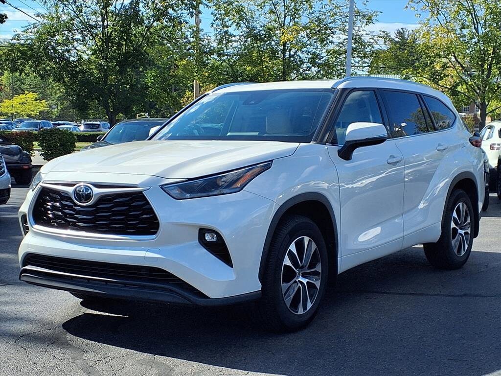 2021 Toyota Highlander XLE photo 2