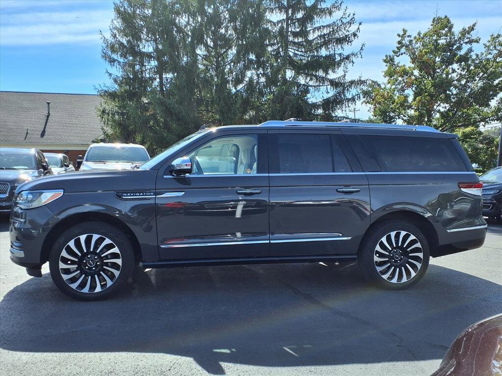 2022 Lincoln Navigator Black Label photo 2
