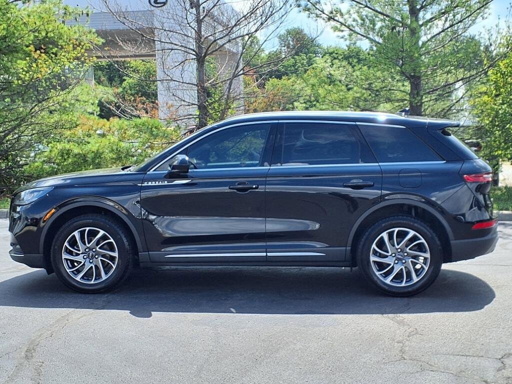 2021 Lincoln Corsair Standard photo 3