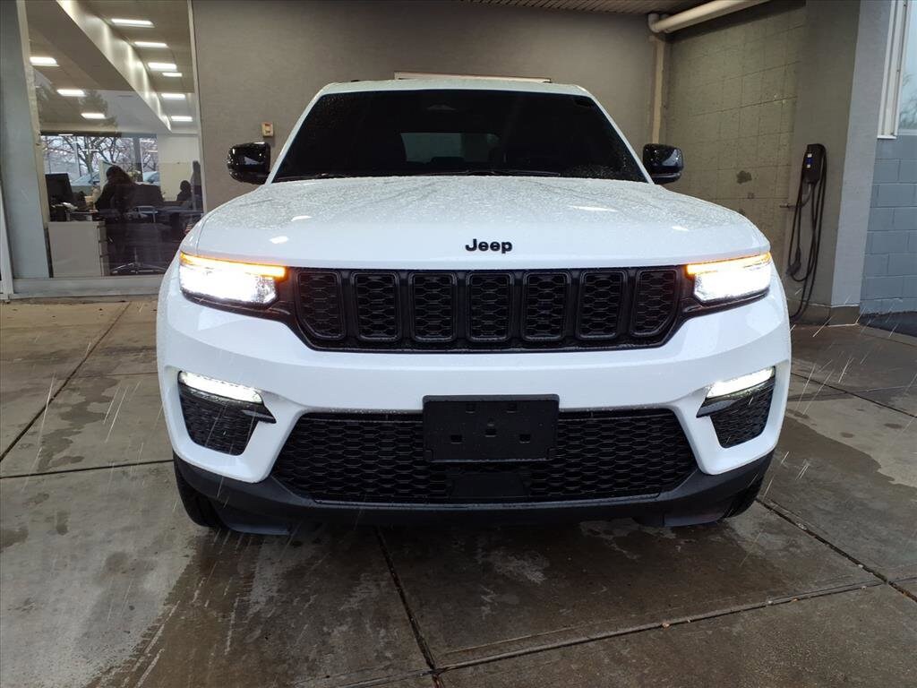 2025 Jeep Grand Cherokee Limited photo 2