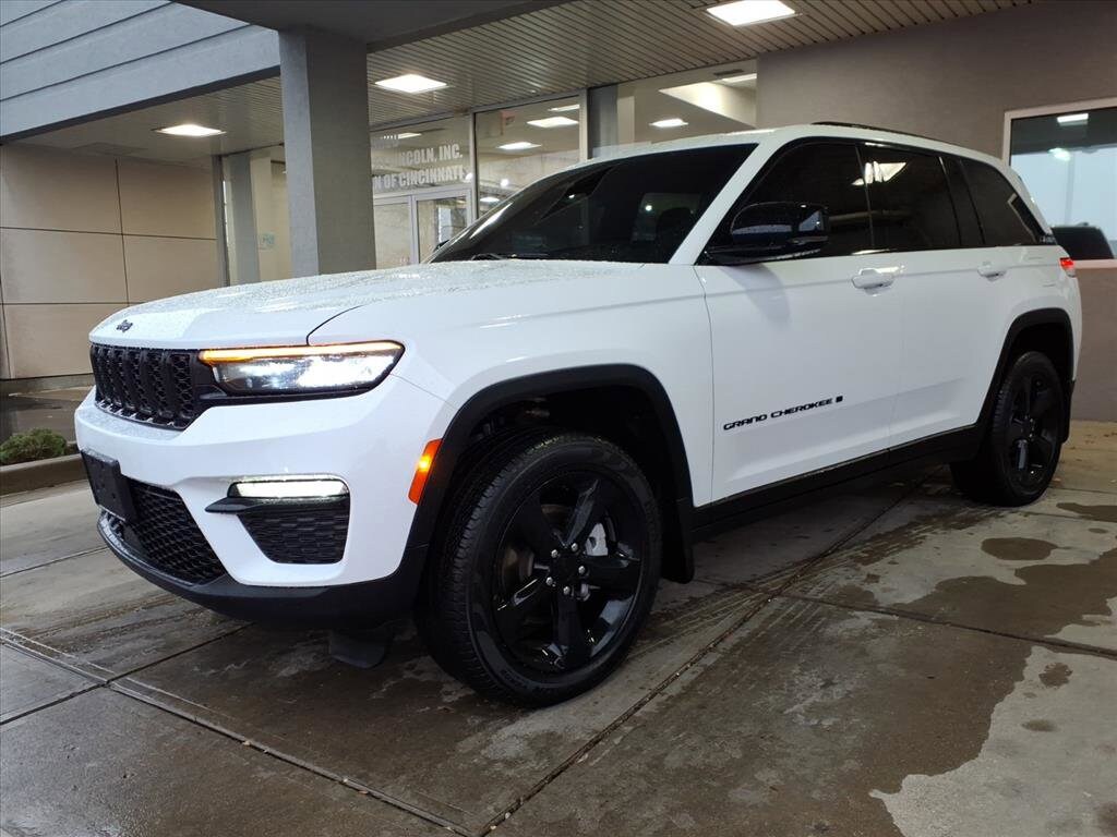 2025 Jeep Grand Cherokee Limited photo 3