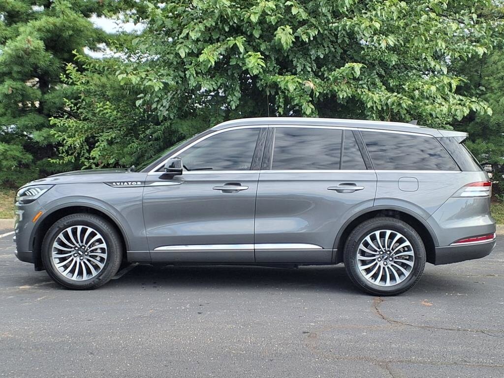 2022 Lincoln Aviator Standard photo 2