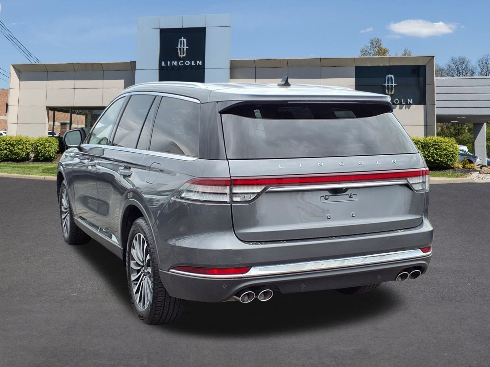 2023 Lincoln Aviator Standard photo 2
