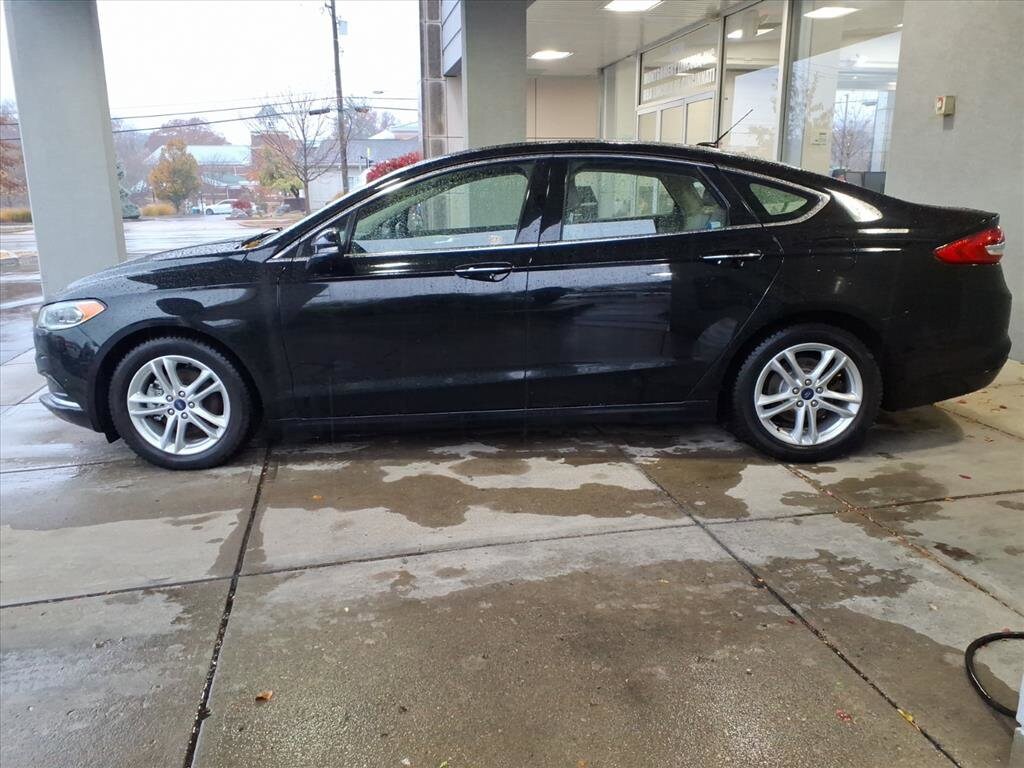 2018 Ford Fusion SE photo 2