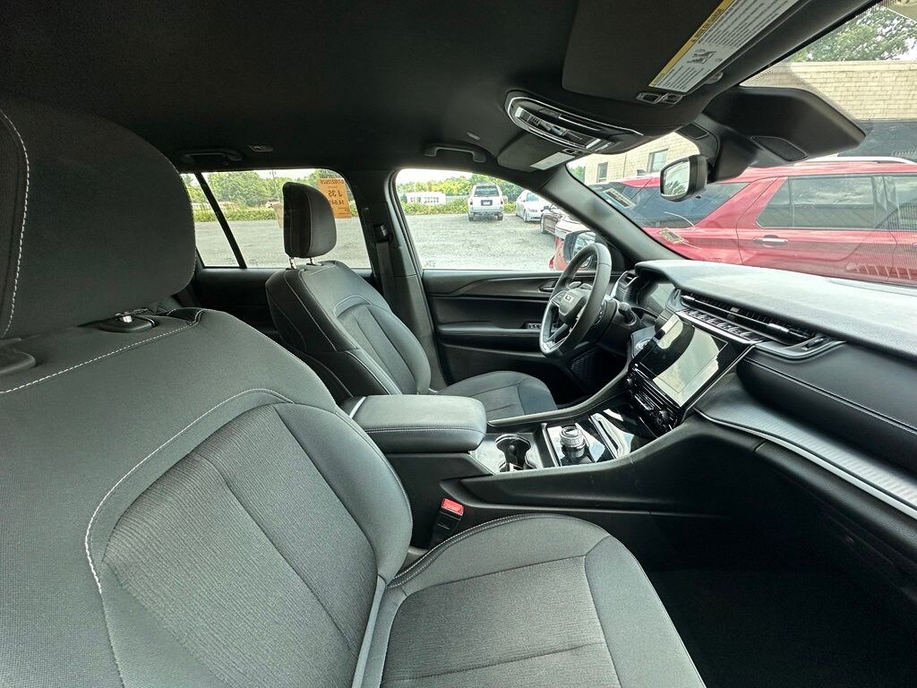 Used 2024 Jeep Grand Cherokee Laredo SUV