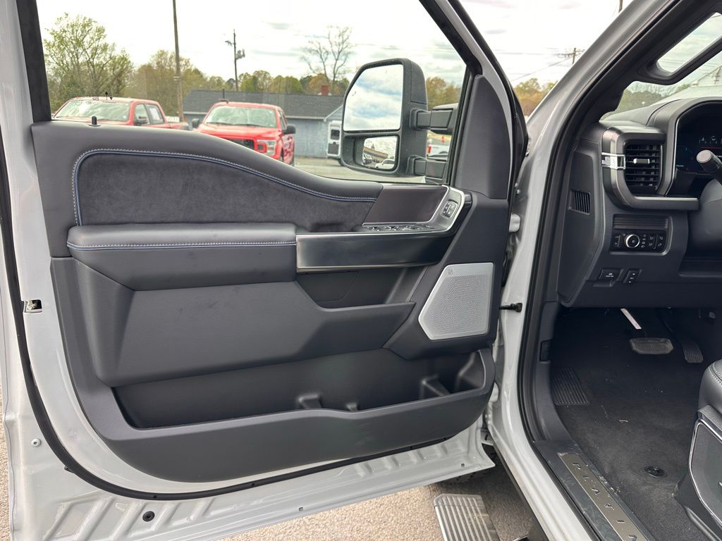 2026 Ford F-250 Super Duty Platinum - Photo 17