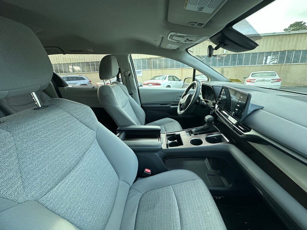 2023 Toyota Sienna LE photo 4