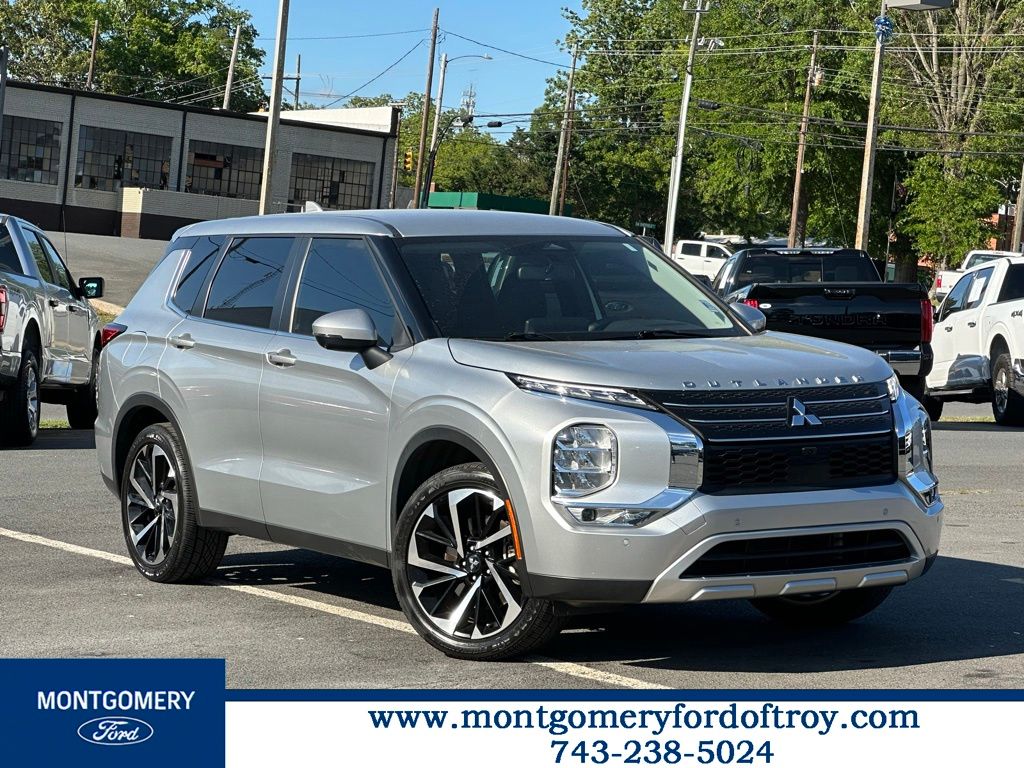 2023 Mitsubishi Outlander SE 2WD's photo