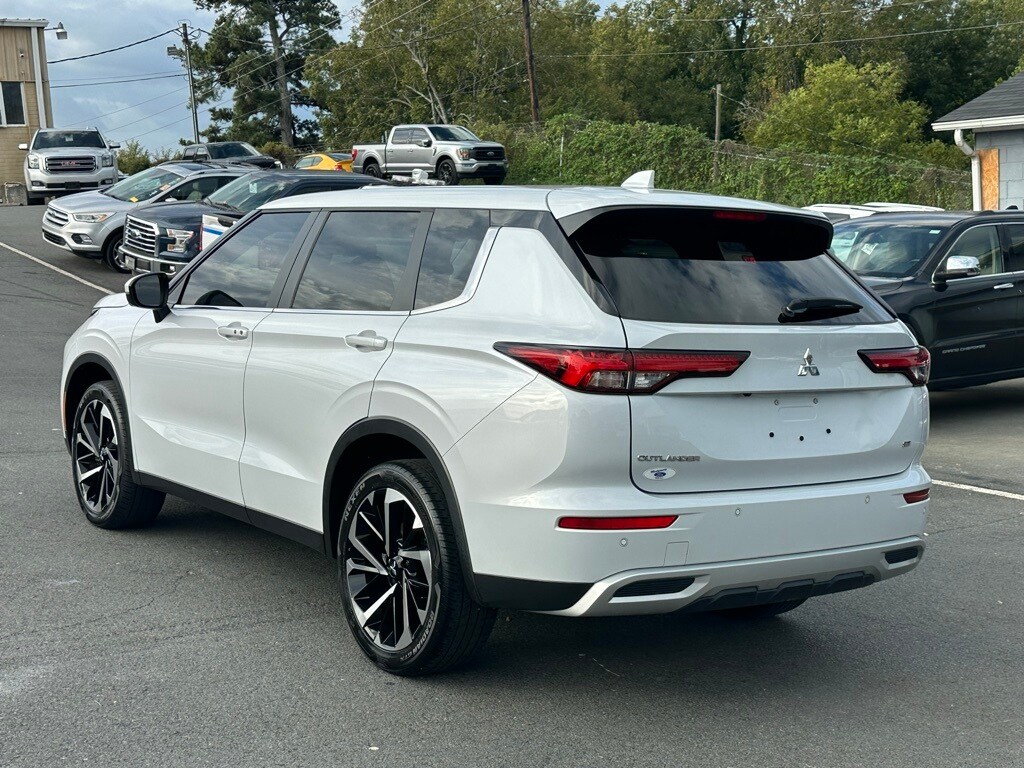 2023 Mitsubishi Outlander SE photo 3