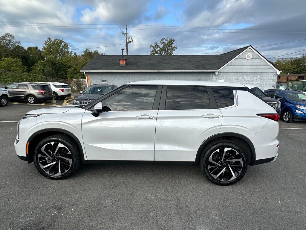 2023 Mitsubishi Outlander SE photo 2
