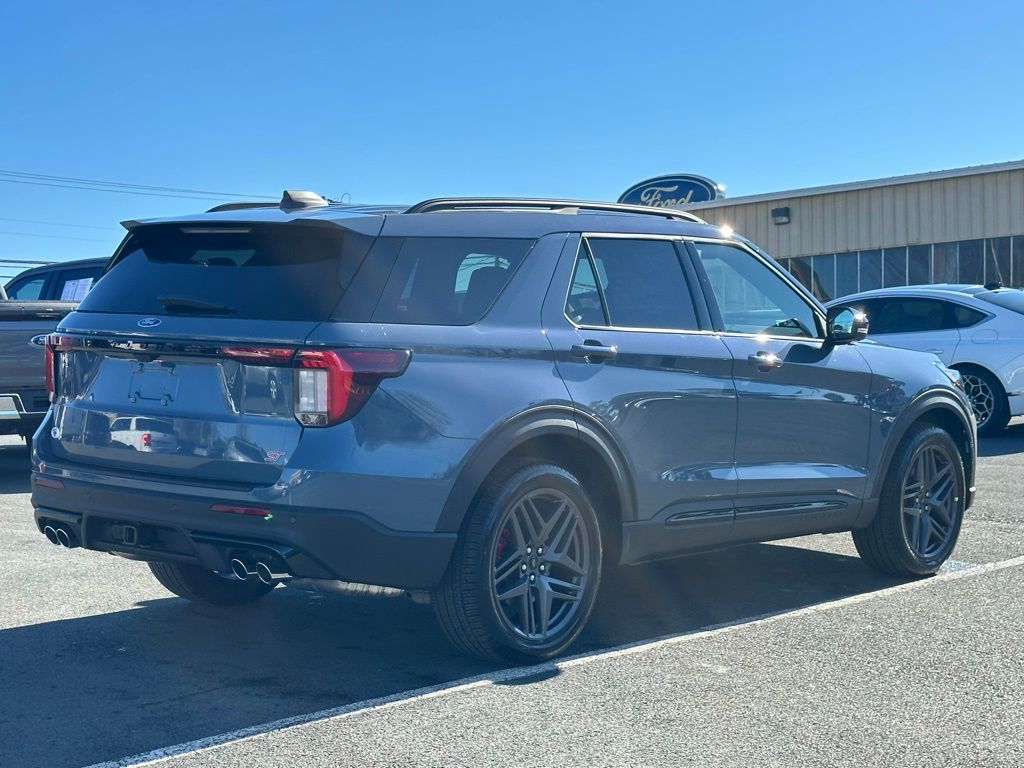 2026 Ford Explorer ST - Photo 8