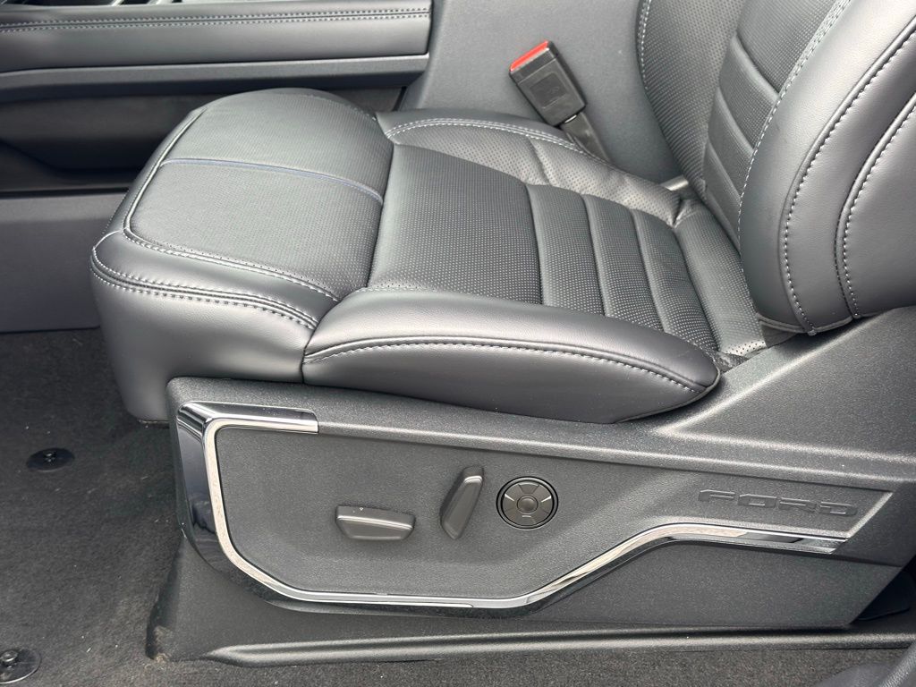 2026 Ford F-250 Super Duty Platinum - Photo 15