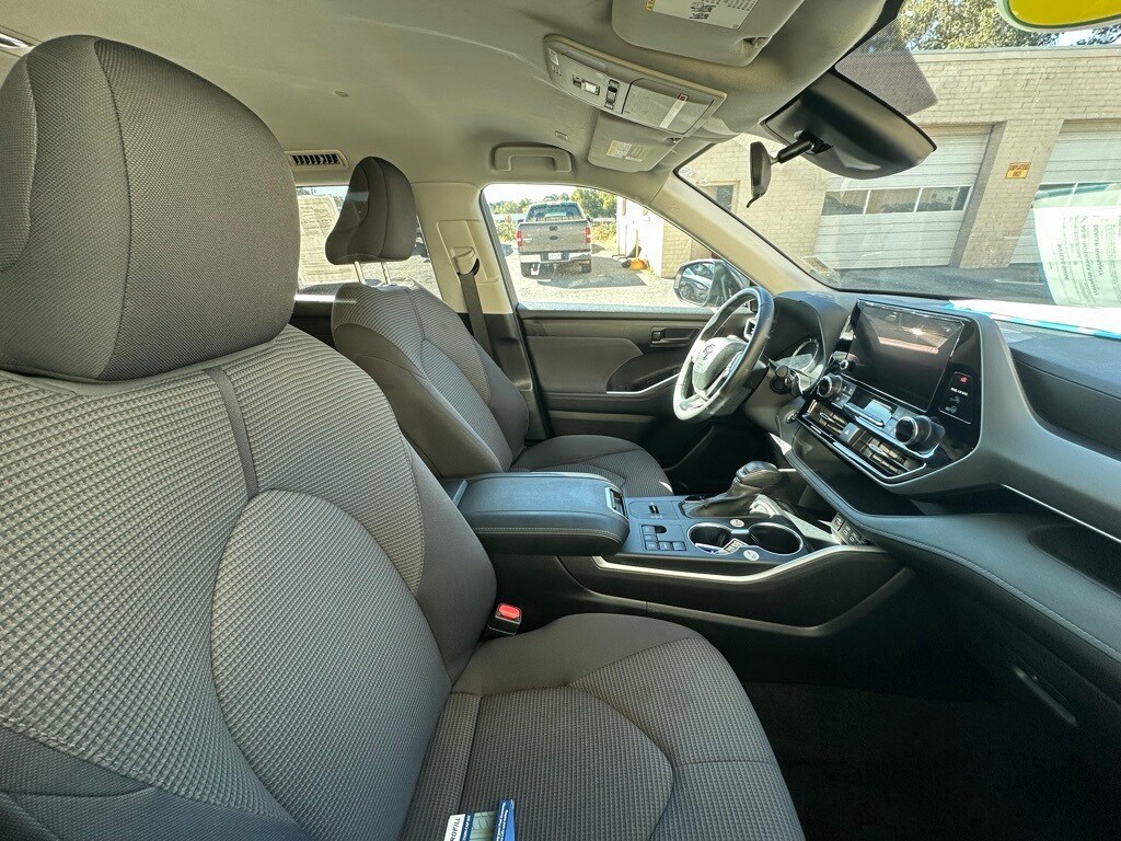 2023 Toyota Highlander L photo 4