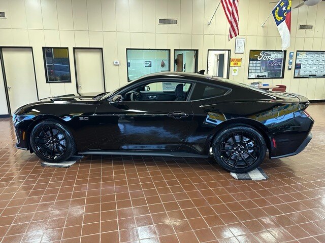 2025 Ford Mustang GT photo 3