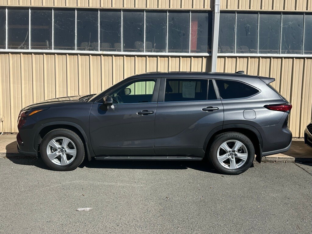 2023 Toyota Highlander L photo 3