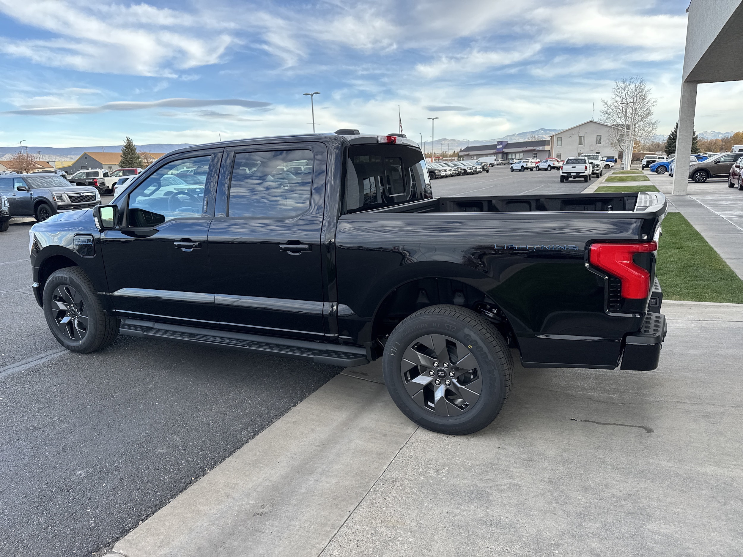 2025 Ford F-150 Lightning Lariat - Photo 8