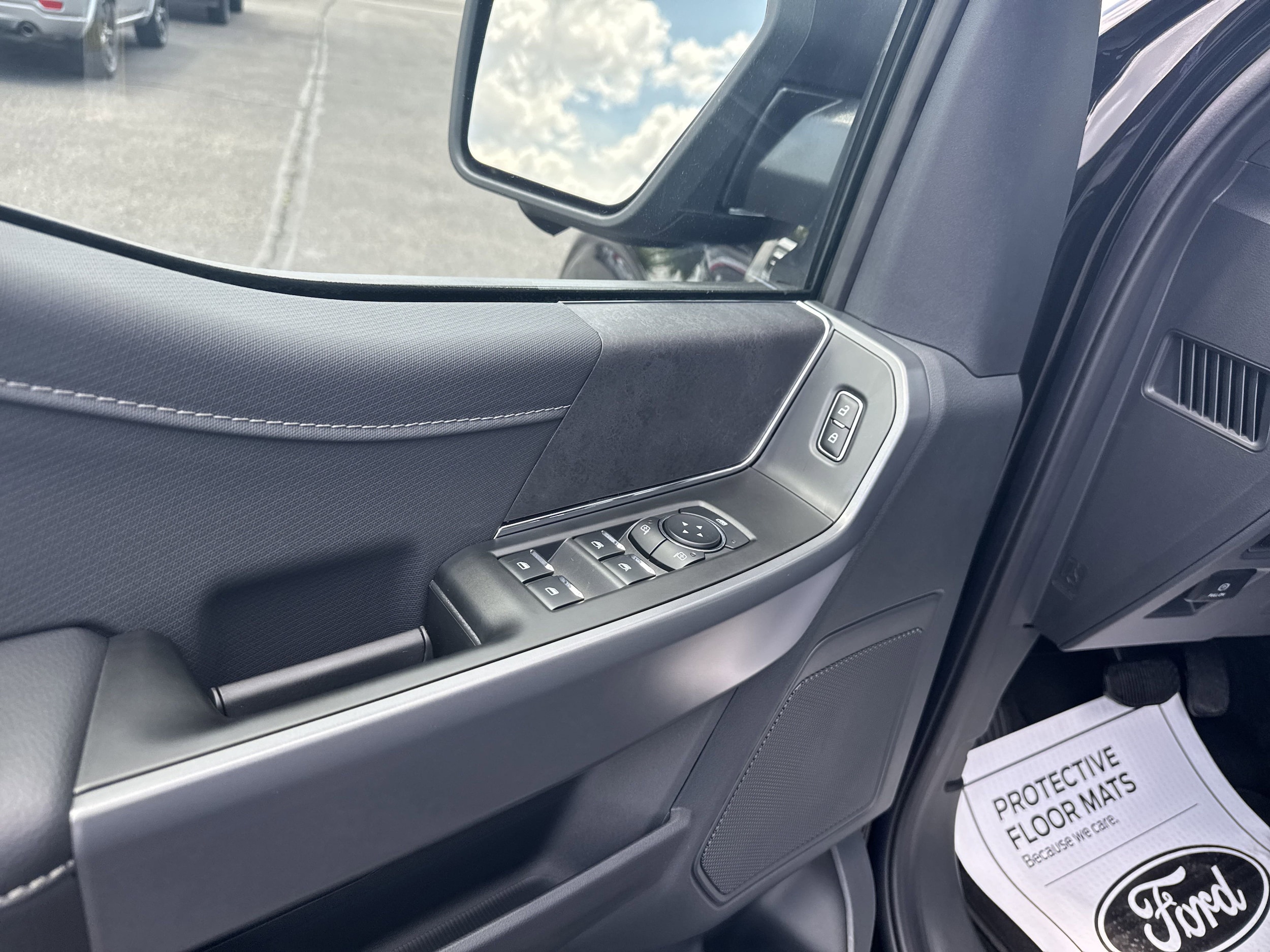 2025 Ford F-150 XLT - Photo 13