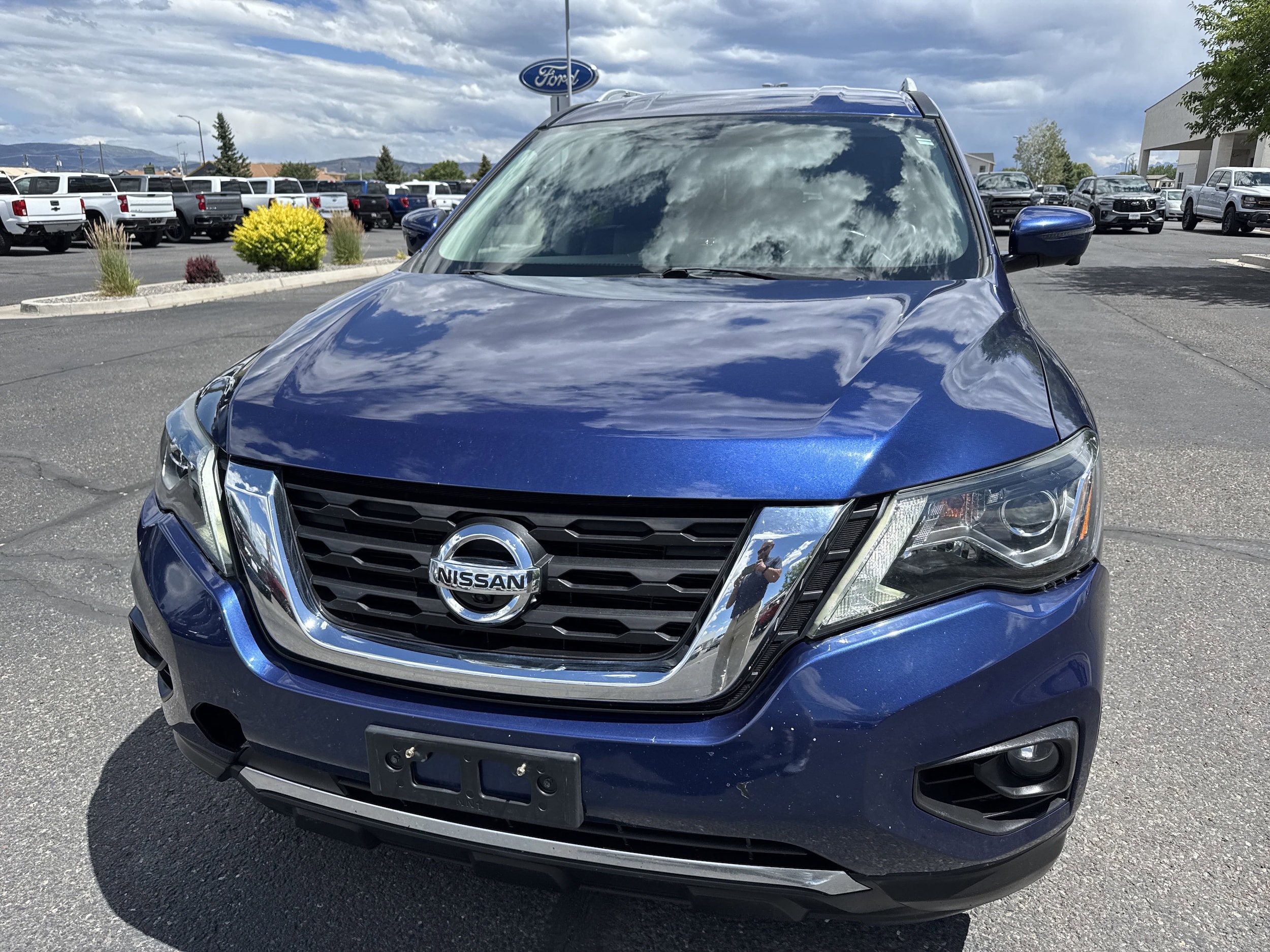 Used 2019 Nissan Pathfinder SL with VIN 5N1DR2MM2KC636416 for sale in Montrose, CO
