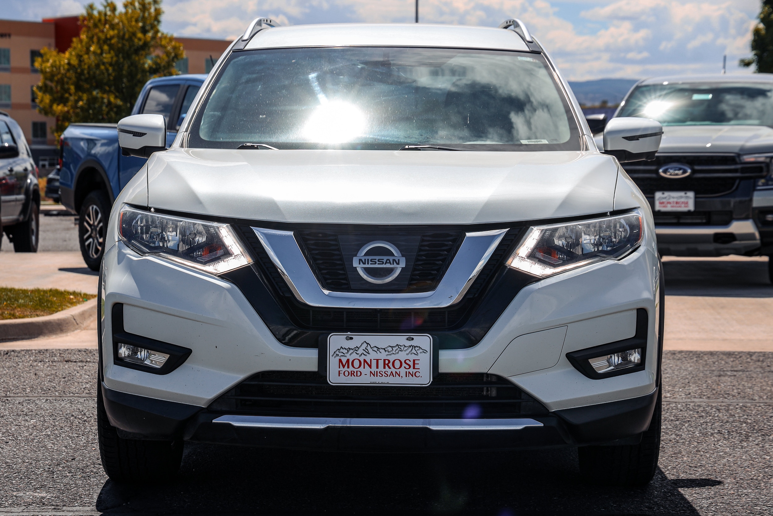Used 2017 Nissan Rogue SV with VIN KNMAT2MV2HP611518 for sale in Montrose, CO