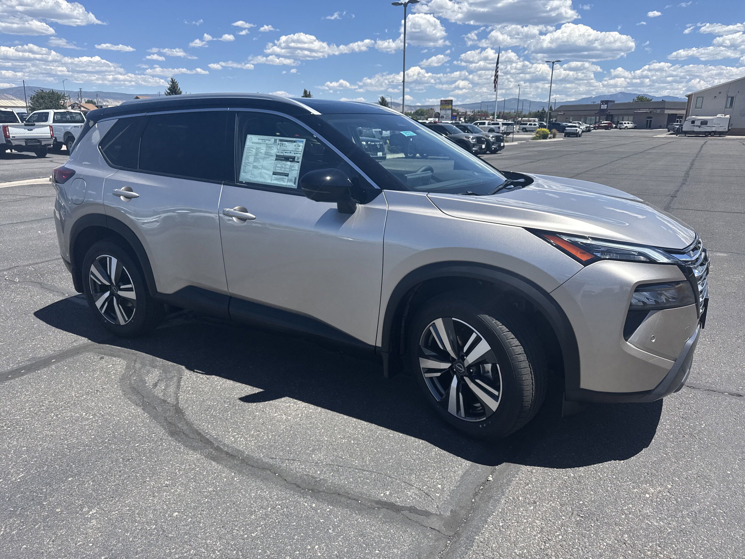2025 Nissan Rogue SL photo 4