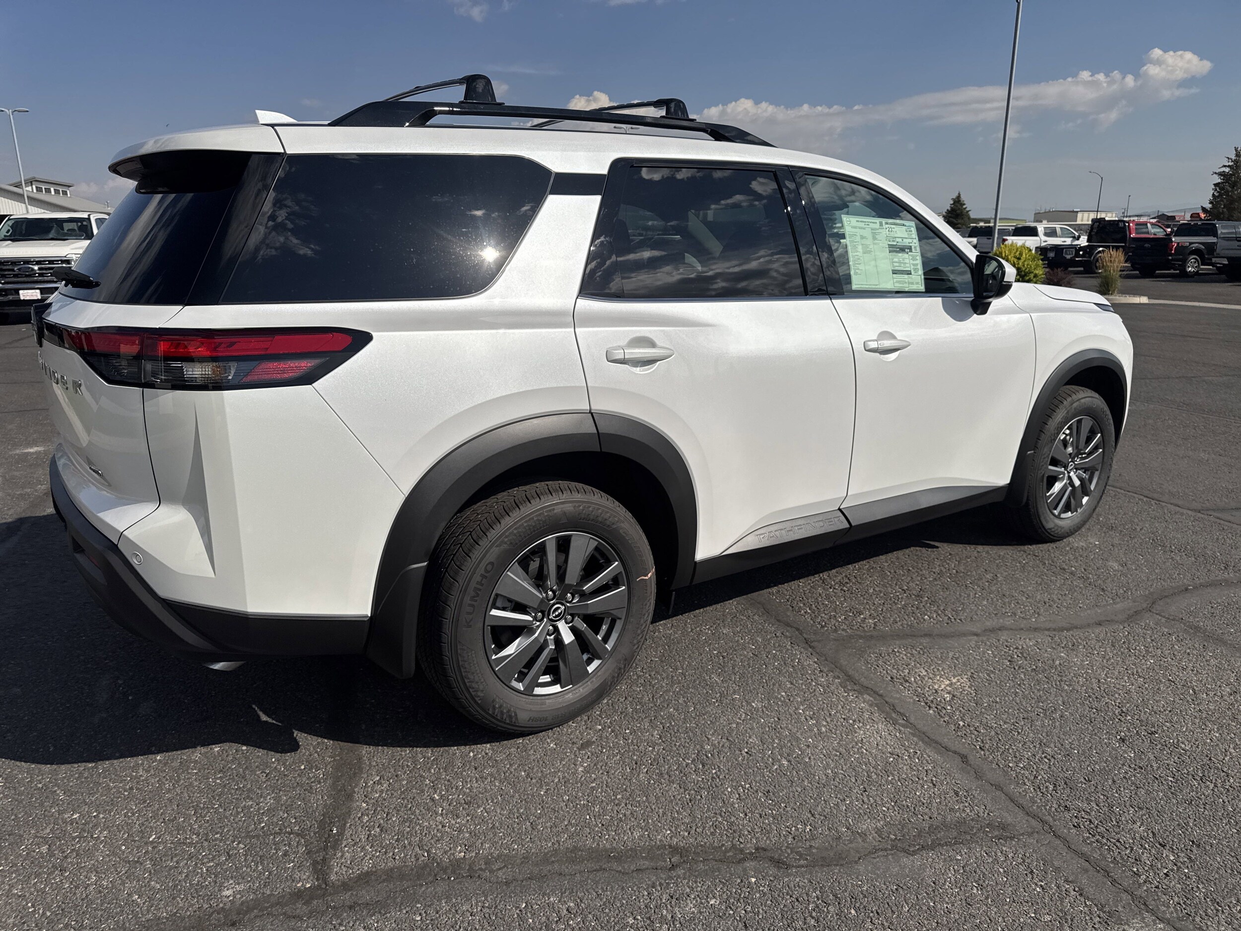 2025 Nissan Pathfinder SV photo 4