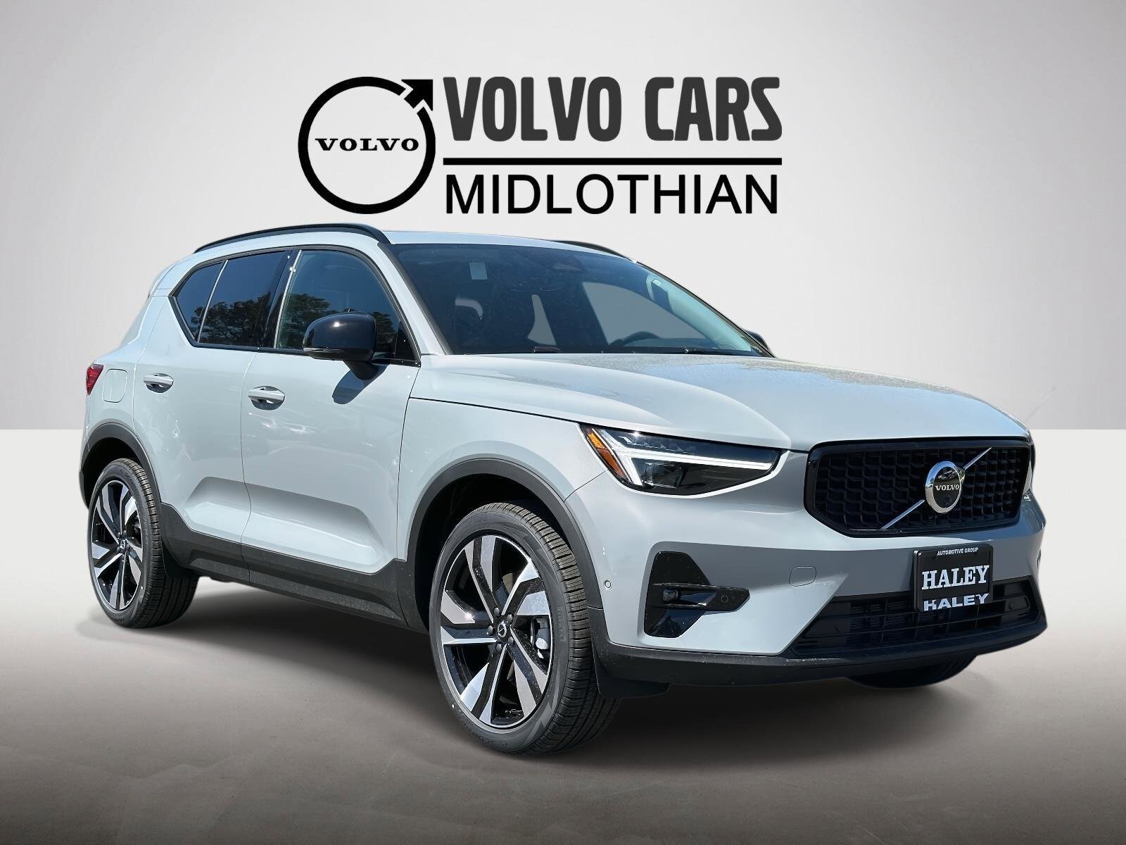 2025 Volvo XC40 B5 Ultra Dark Theme