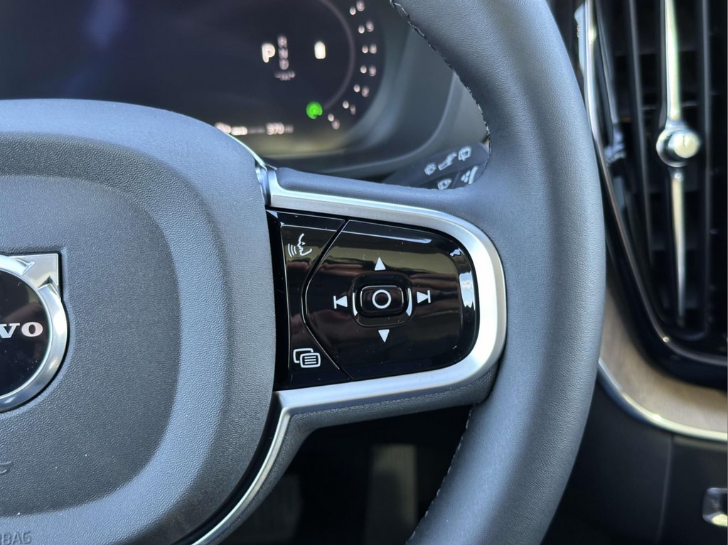 2026 Volvo XC60 Plus - Photo 9
