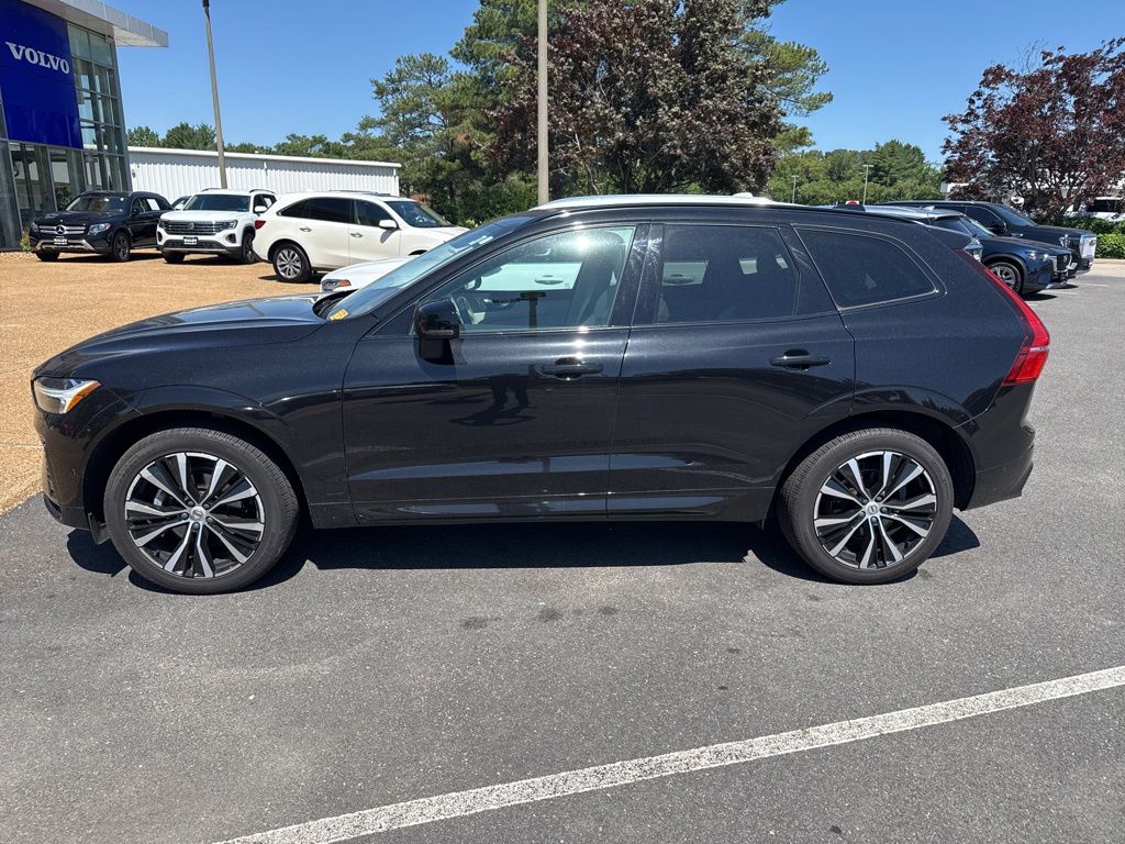 2023 Volvo XC60 B5 Plus Dark Theme AWD's photo