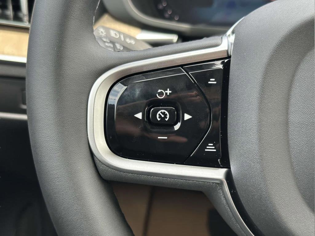 2026 Volvo XC60 Plus - Photo 8