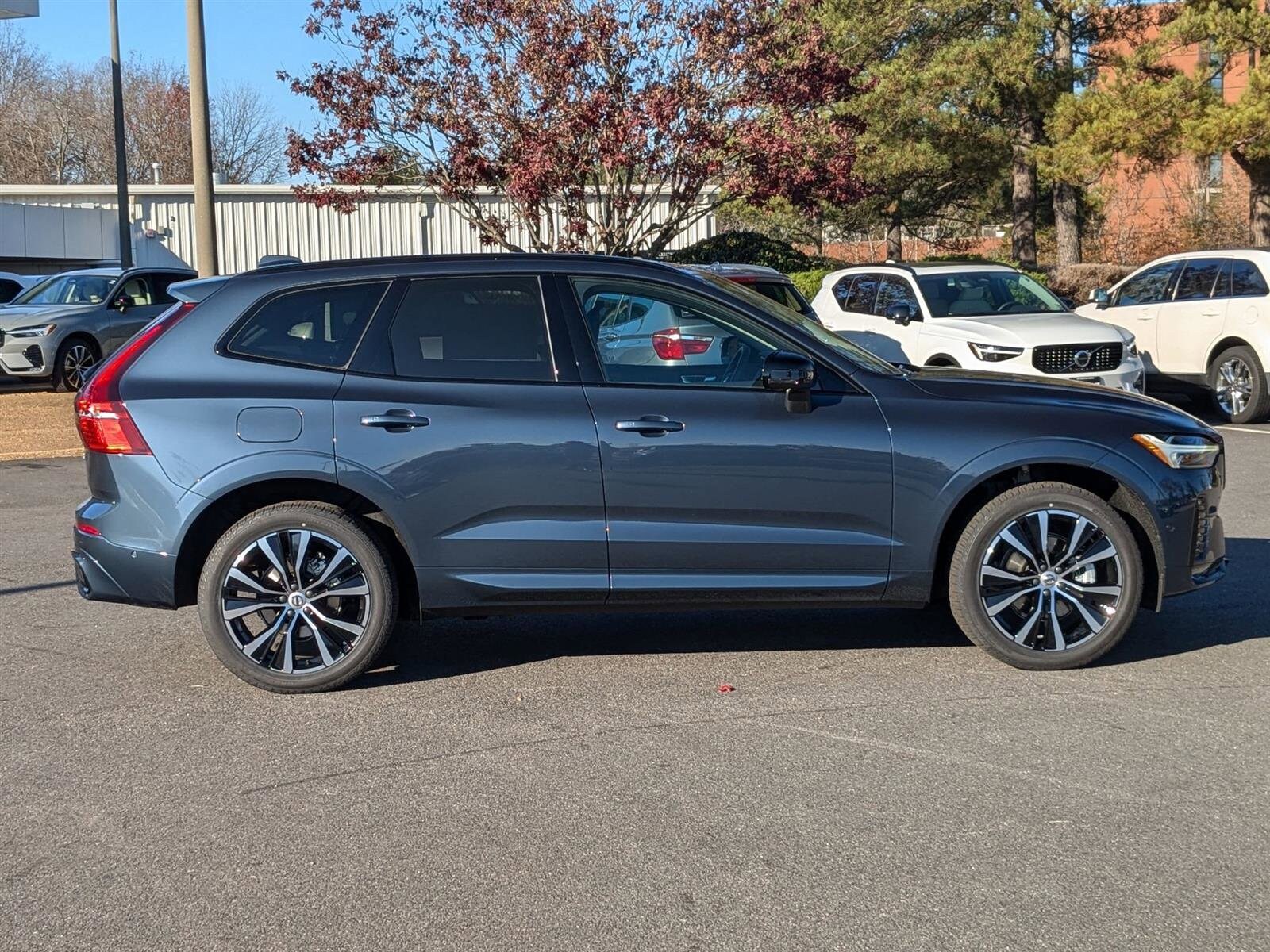 2025 Volvo XC60 B5 Plus photo 2