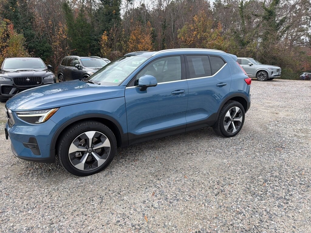 2023 Volvo XC40 Plus photo 2