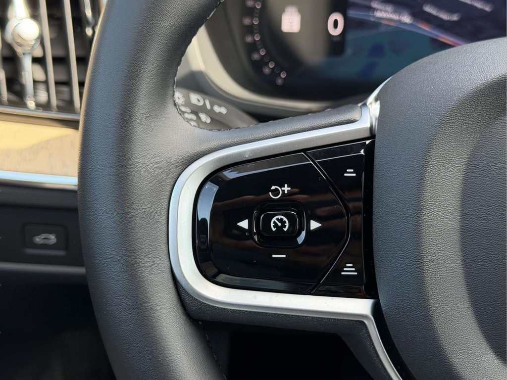 2026 Volvo XC60 Plus - Photo 8